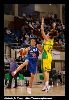 Begoña García trata de dobla el balón