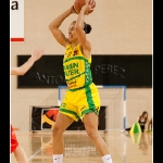 Allison Feaster moviendo el balón