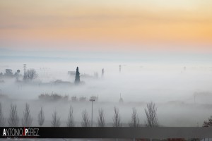 Un precioso amanecer entre la niebla zaragozana